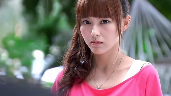 You’ve got to admit, Qiu Ze’s face is just too perfectly sculpted. At the start of the video, the as