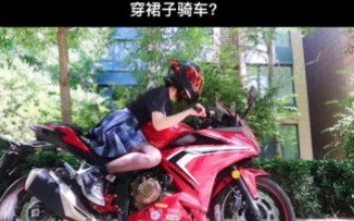 Naik sepeda sambil pakai rok?