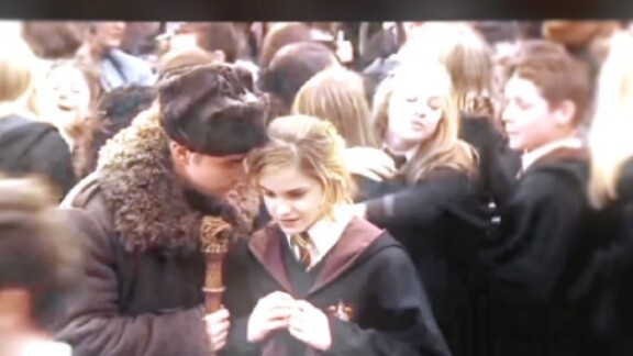 “Kamu harus berjanji untuk menulis surat kepadaku.”