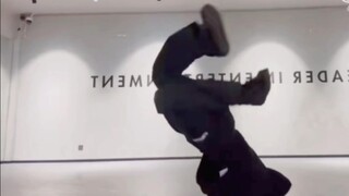 Trời ạ k… đây chính là thực lực của một giám khảo 19 tuổi sao? Đỉnh hông! Lăn sau! Freestyle! Buff c