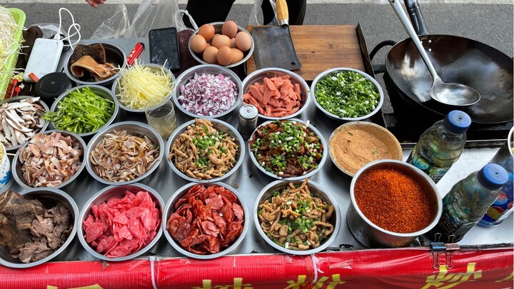 Nasi goreng gerobak pinggir jalan, bersih dan higienis!! Masak pakai wajan besi besar memang lebih w