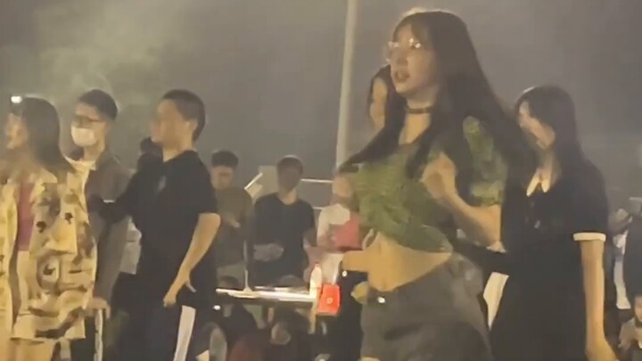 [Vũ điệu ngẫu nhiên trong khuôn viên trường] Người dân K-pop tổ chức lễ hội hóa trang tại sân chơi t