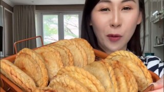 Cireng Jumbo , namanya cireng tapi kok bentuknya pastel   …. Aku suka sih kulitnya kenyel gurih ,