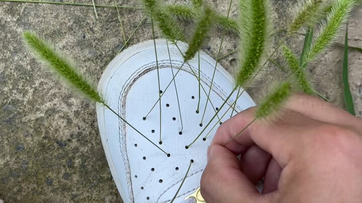 Cuối cùng cũng biết lỗ trên đôi giày AJ dùng để làm gì rồi!