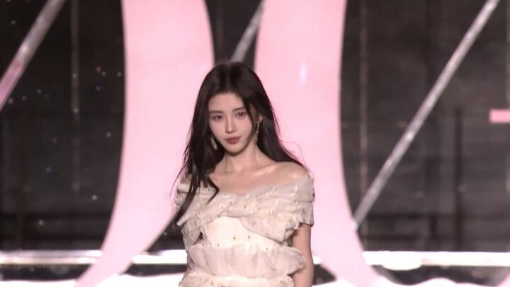 【จู๋ จิ้งอี】พรมแดงงานประกาศรางวัล Vogue คุณจู๋สวยสะท้านมาก!