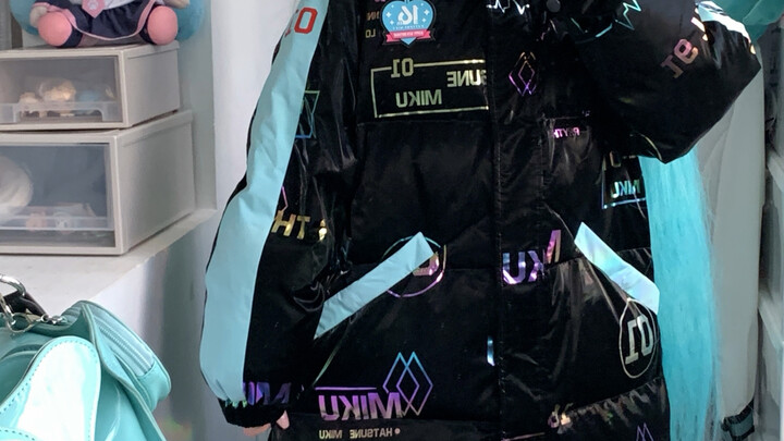 Jaket bulu angsa Hatsune ini keren banget deh