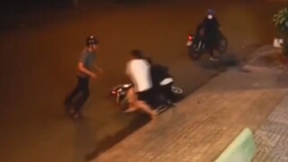 A thrilling scene: while waiting for his girlfriend, the boyfriend encounters a robbery halfway thro