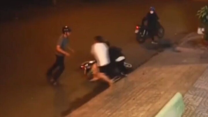 A thrilling scene: while waiting for his girlfriend, the boyfriend encounters a robbery halfway thro