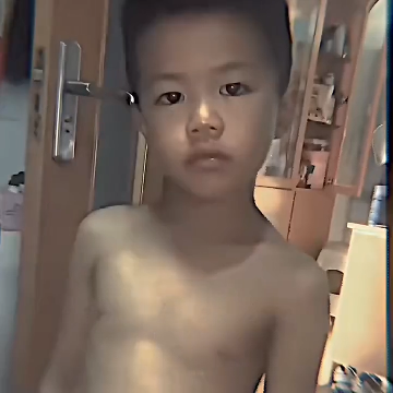 "Cậu bé cân nhắc trong lòng, hình như có thể chịu đựng được."