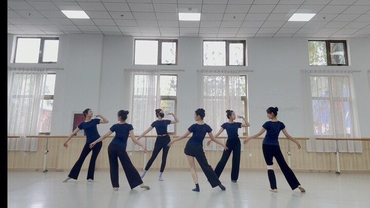 Versi Ruang Latihan "Skirt Banquet"