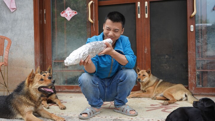 Hua Nong Brothers: Our bro saw we hadn’t caught anything for a while, so he brought us a fish specia