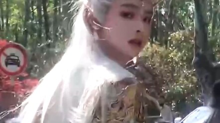 เยว่ฟูหย่า น้องศิษย์ชายหนุ่มผู้สดใสน่าเอ็นดูของหลีซู่ซู่ ดูเหมือนจะมีใบหน้าแล้ว... “ฉางเยว่จิ้นหมิง”