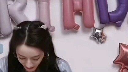 Dia bingung saat melihat kue yang diberikan oleh Jiaxing terbuat dari batu bata dan ada tulisan "Ayo