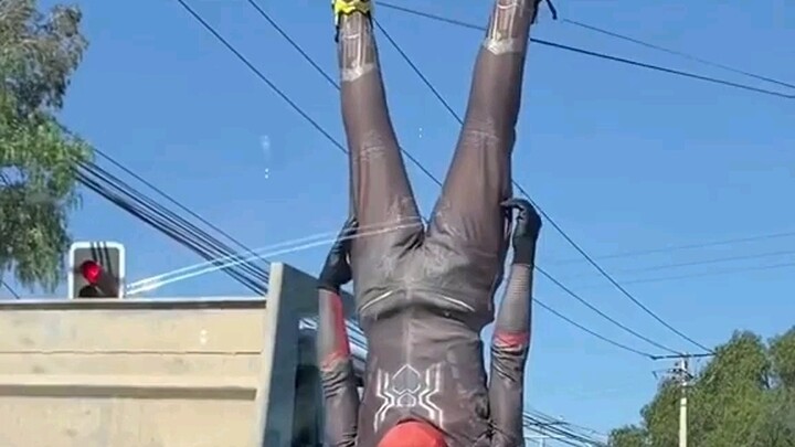 Pengamen tunawisma di jalanan AS berdandan sebagai Spider-Man—kenapa dia nggak sewain rumahnya aja b