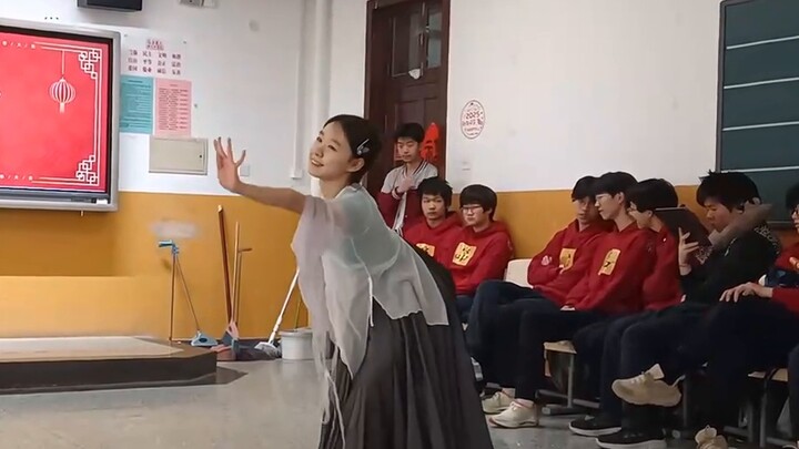 Tiệc mừng năm mới - Múa "Đèn nổi"