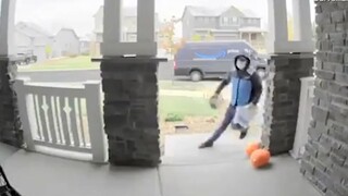 A delivery guy in the US fell twice on the steps of a customer's house just after starting work... A
