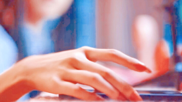 Is this the kind of hands a 16-year-old boy should have?! Hand-obsessed fans are going wild!