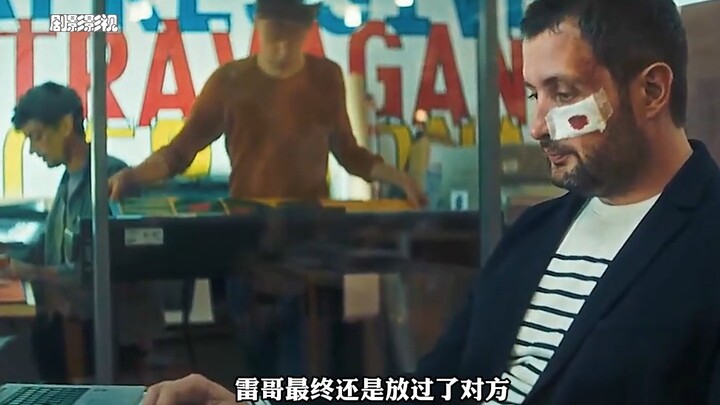 لاحظ الرجل شيئًا غريبًا أثناء العمل، فقد رأى أحد زملائه يحدق فيه باستمرار، ثم فجأة ودون سابق إنذار ق