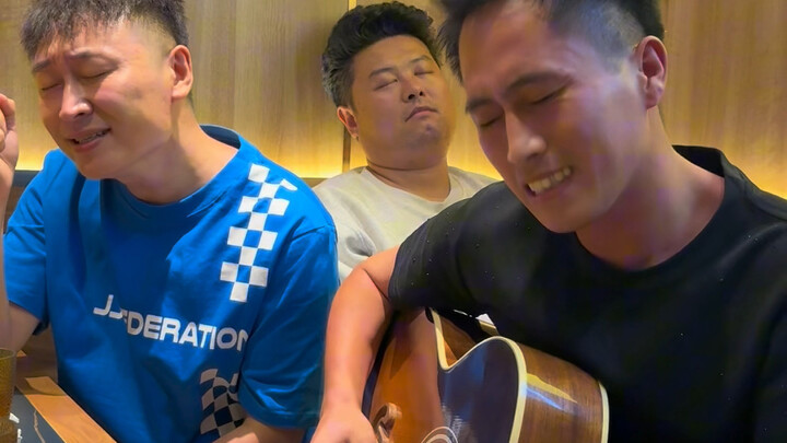 He said he can sing every song I play, haha! One guitar, singing and playing JJ Lin’s “Back to Back 