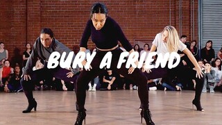 Galen Hooks, dewi tari yang merokok, membuat koreografi untuk karya baru Maddie berjudul Bury a Frie