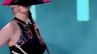 看柳岩咬扇舞真给我钓的死死的