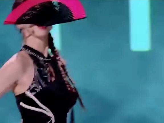看柳岩咬扇舞真给我钓的死死的