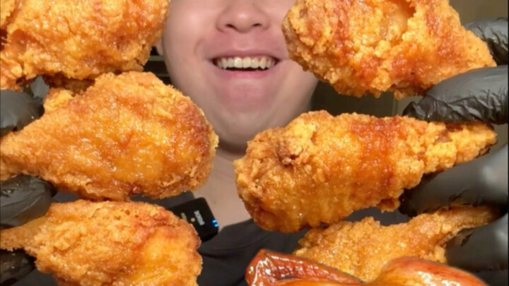 Chàng trai bụng nhỏ nặng 125 kg lén bế bạn cùng phòng đang ngủ say đi ăn vụng lúc nửa đêm