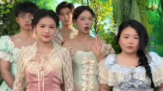 Cả bảy con khỉ đột đều mặc váy theo phong cách cung điện, và anh em nhà Gu cũng mặc trang phục phụ n