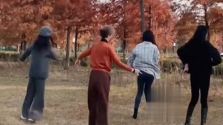 阿姨在草地上翩翩起舞，气质优雅尽显中式美，每个年龄阶段都有不一样的美
