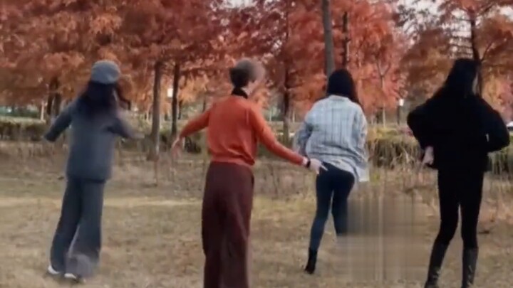 阿姨在草地上翩翩起舞，气质优雅尽显中式美，每个年龄阶段都有不一样的美