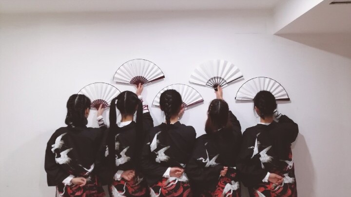 ห้าคนเต้นคัฟเวอร์เพลง "จอมยุทธ์ฮั่วหยวนเจี่ย" ของครอบครัว TF + ดอกไม้ไฟที่มอดดับง่าย