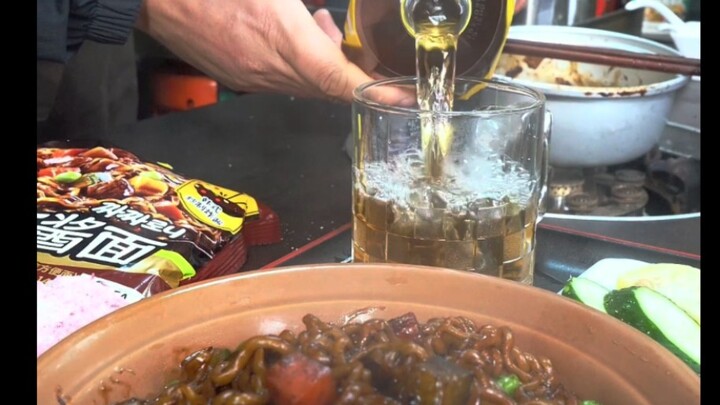 Street-side instant noodles: a 10-yuan zhajiangmian even comes with a drink and a side dish.