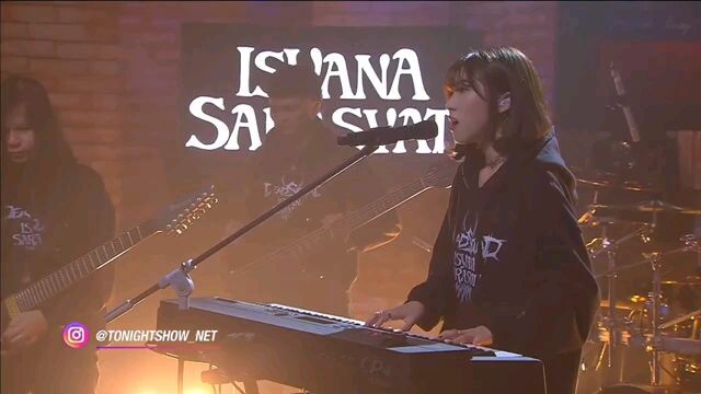 Wow.. isyana juga metal head 🤘🤘🤘