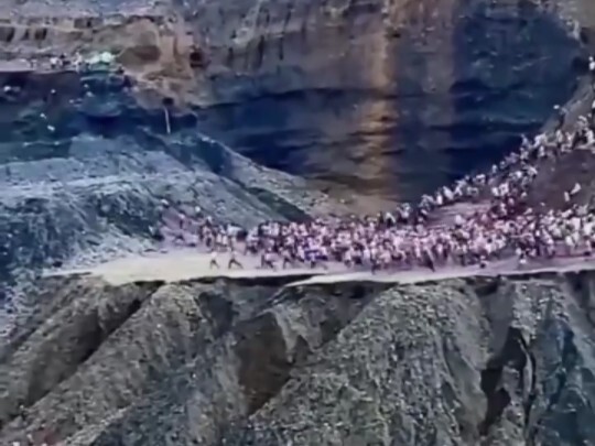 هذا المشهد مجنون بحق! في شمال ميانمار، تسمح الحكومة المحلية للناس باستخراج رواسب اليشم الضخمة خلال ف
