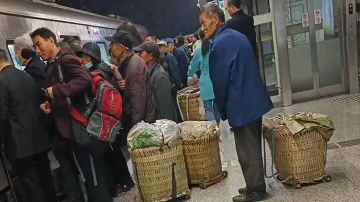 Metro Chongqing pagi-pagi sekali: Metro juga menghadirkan kemudahan bagi para petani