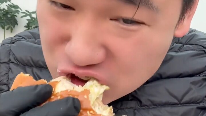 มาดูไคที่ปล่อยตัวตามใจกินมื้อดึกด้วยเบอร์เกอร์น่องไก่ทอดแม็กซ์