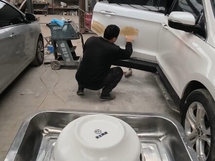 Thịt ba chỉ xào với lát củ sen, ăn cùng bát cơm nóng hổi, ấm áp và ngon lành rồi mới tiếp tục làm vi