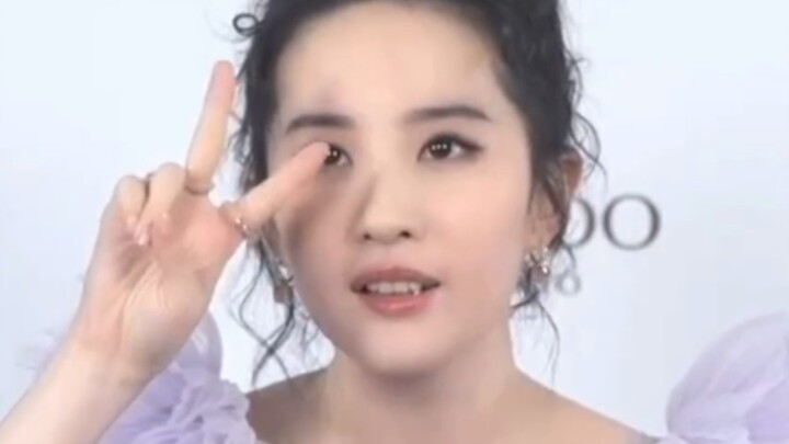 Liu Yifei's selfie skills remain at the age of six haha ...