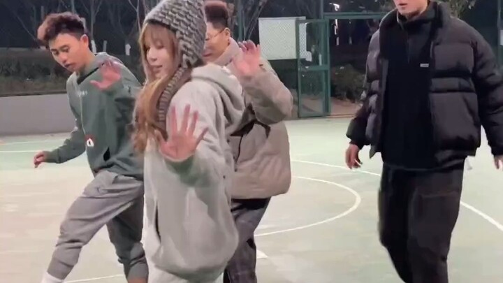 It's the end of the year, and I don't have any special talents, so Xiao Ye will perform a dance for 