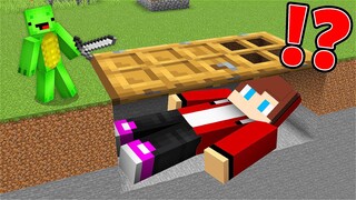 How JJ Prank Mikey Under The Big Door in Minecraft? - (Maizen)