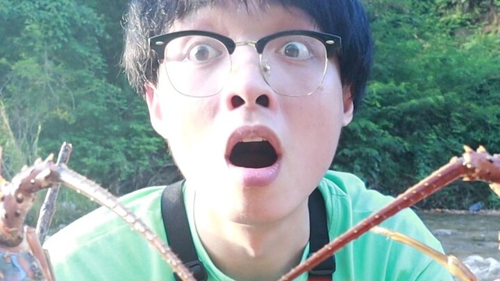 When I went back to my hometown to hunt in the wild, I saw two lobsters showing their affection by t