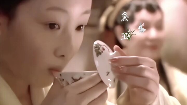 Dua versi proses minum teh Lin Daiyu: yang satu seperti mencuri, yang lainnya anggun.