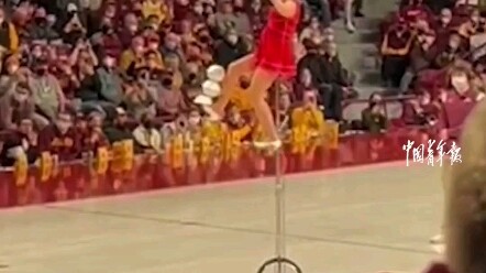 A Chinese acrobat was invited to perform at an American university,