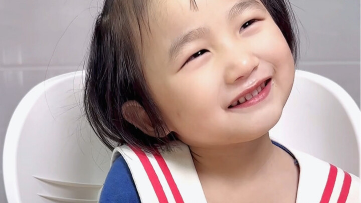 الطفل الصغير الذي يحب أكل السمك