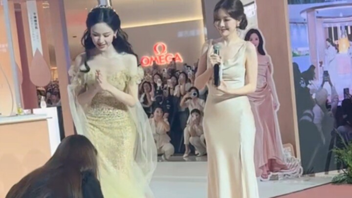 عندما رأيت الموظفين ينحنون شاكرين، لم أستطع التوقف عن الضحك حقًا. يمكن للشخصية أن تكون مصطنعة، لكن ا