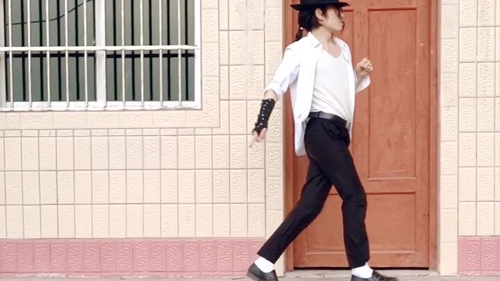 Everyone enjoys the smoothness! A young man improvised a Michael Jackson "fake song" in his hometown