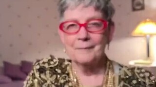 老奶奶玩起剪辑来，一点都不输年轻人，还多了几分优雅与从容！