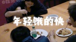 花少三小的饿的不行到处找吃的，王安宇还强制热巴也饿，秦海璐出手帮大家煮面