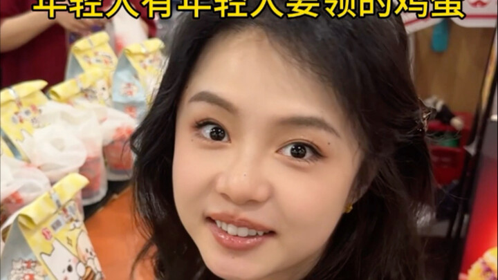 الشباب لهم طريقة الشباب في تسلّم بيض الدجاج.