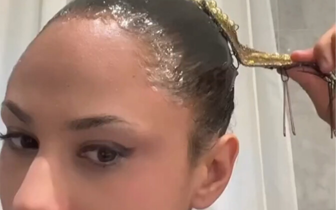 ทรงผมในการแข่งขันระบำใต้น้ำทำเอาฉันตะลึง คุณคงเดาไม่ออกแน่ว่าด้านในเจลจัดแต่งทรงหนาเตอะนั้นซ่อนทรงผม